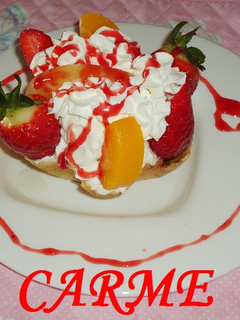 Una foto de Tulipas rellenas con chocolate frutas en almibar y nata