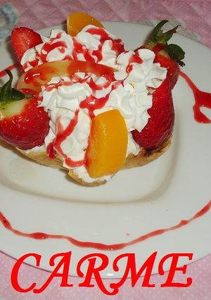 Una foto de Tulipas rellenas con chocolate frutas en almibar y nata