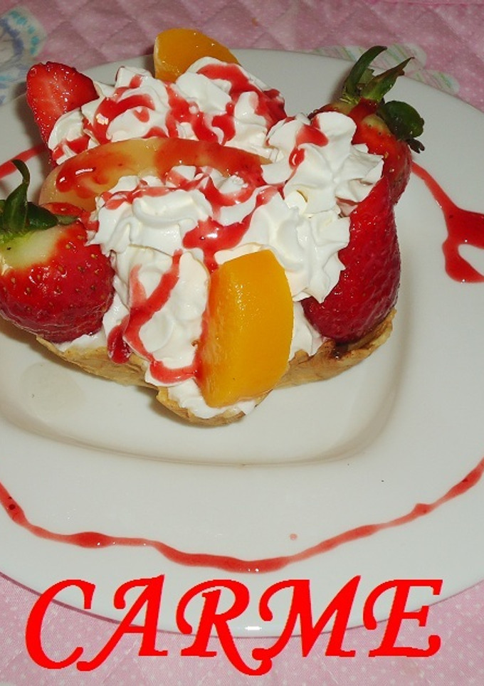 Una foto de Tulipas rellenas con chocolate frutas en almibar y nata