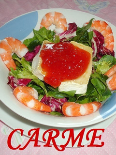 Una foto de Ensalada de espinacas, langostinos y queso brie