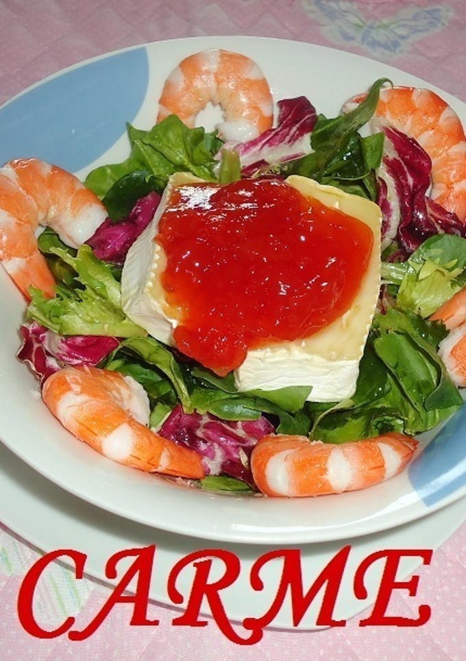 Una foto de Ensalada de espinacas, langostinos y queso brie