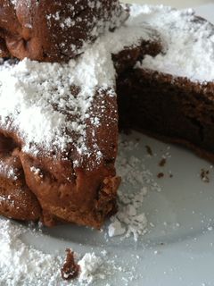 Una foto de Bizcocho de chocolate esponjoso y fácil