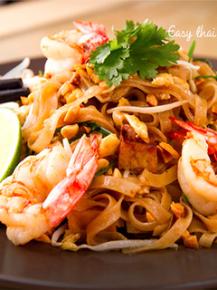 Una foto de Pad thai (fideos fritos con gambas )