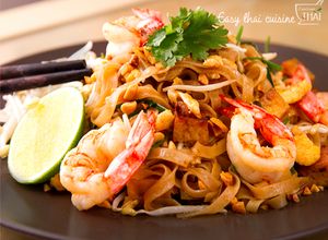 Una foto de Pad thai (fideos fritos con gambas )