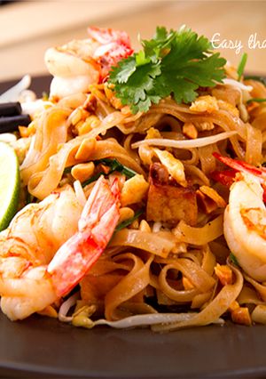 Una foto de Pad thai (fideos fritos con gambas )
