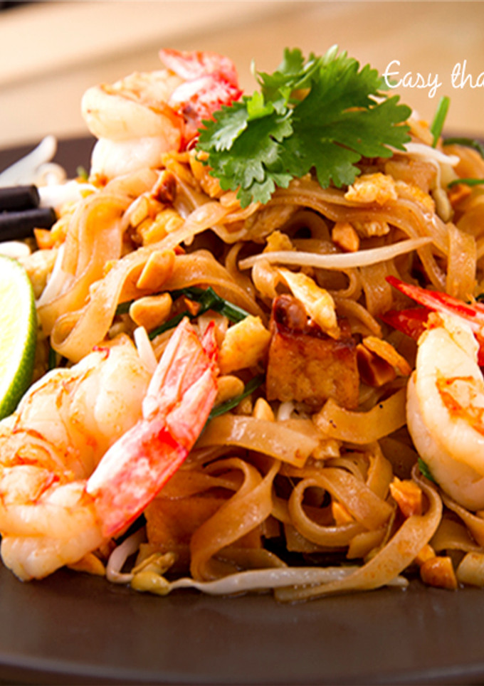Una foto de Pad thai (fideos fritos con gambas )