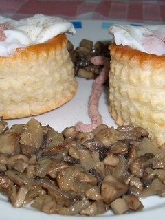 Una foto de Volován de huevo con paté y setas