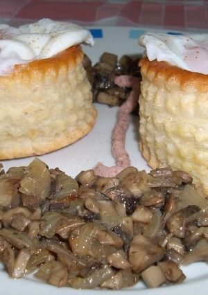 Una foto de Volován de huevo con paté y setas