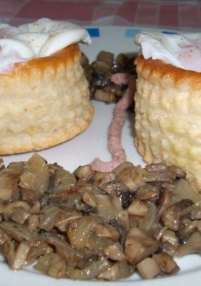 Una foto de Volován de huevo con paté y setas