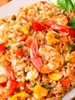 Una foto de Arroz frito con gambas (estilo tailandés)
