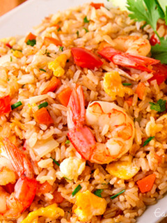 Una foto de Arroz frito con gambas (estilo tailandés)