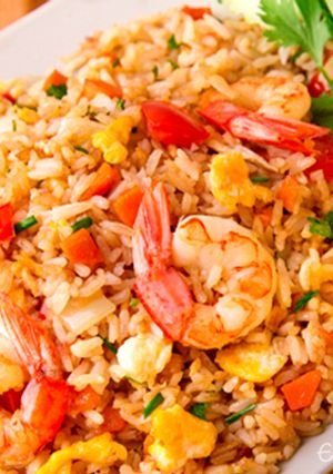 Una foto de Arroz frito con gambas (estilo tailandés)