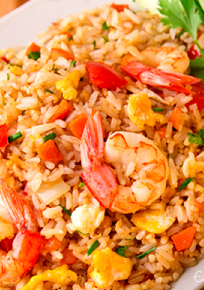 Una foto de Arroz frito con gambas (estilo tailandés)