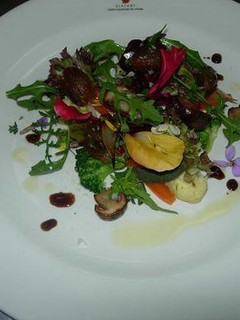 Una foto de Ensalada De Dátiles Frescos Y Verduras Salteadas Al Dente