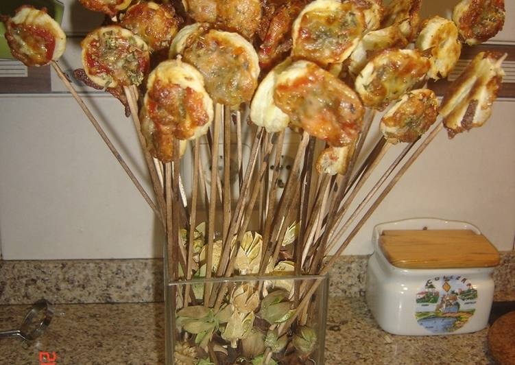 Piruletas de pizzas hojaldradas