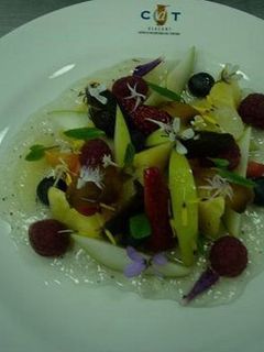 Foto principal de Gel de dátil con frutos rojos, hierbas, flores y aromáticos