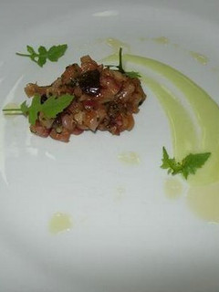Una foto de Tartar Marinado De Dorada Y Dátil Fresco, Genjibre y Brochazo de Wasabi