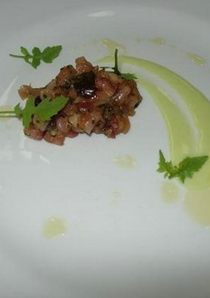 Una foto de Tartar Marinado De Dorada Y Dátil Fresco, Genjibre y Brochazo de Wasabi 