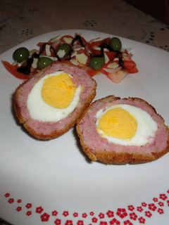 Una foto de Huevos escoceses con ensalada