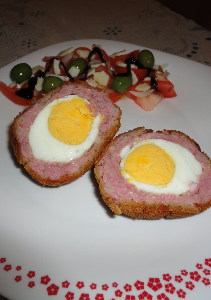 Una foto de Huevos escoceses con ensalada