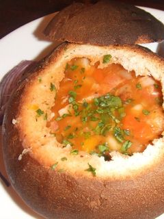 Una foto de Sopa en pan con verduras