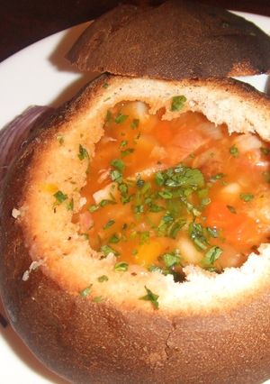 Una foto de Sopa en pan con verduras