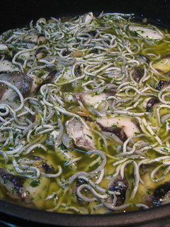 Una foto de Cocochas de merluza con gulas en salsa verde