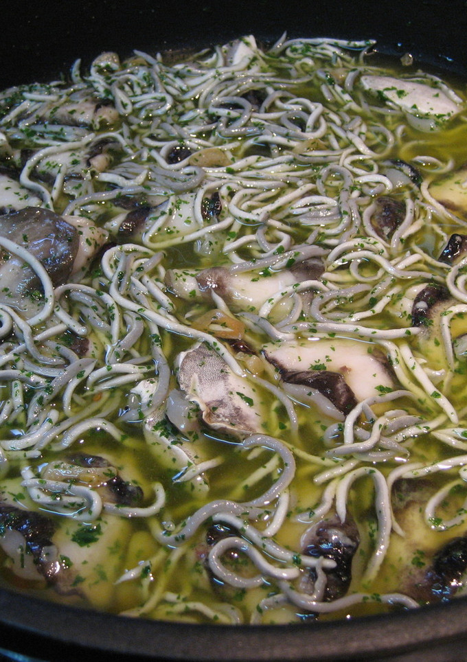 Una foto de Cocochas de merluza con gulas en salsa verde