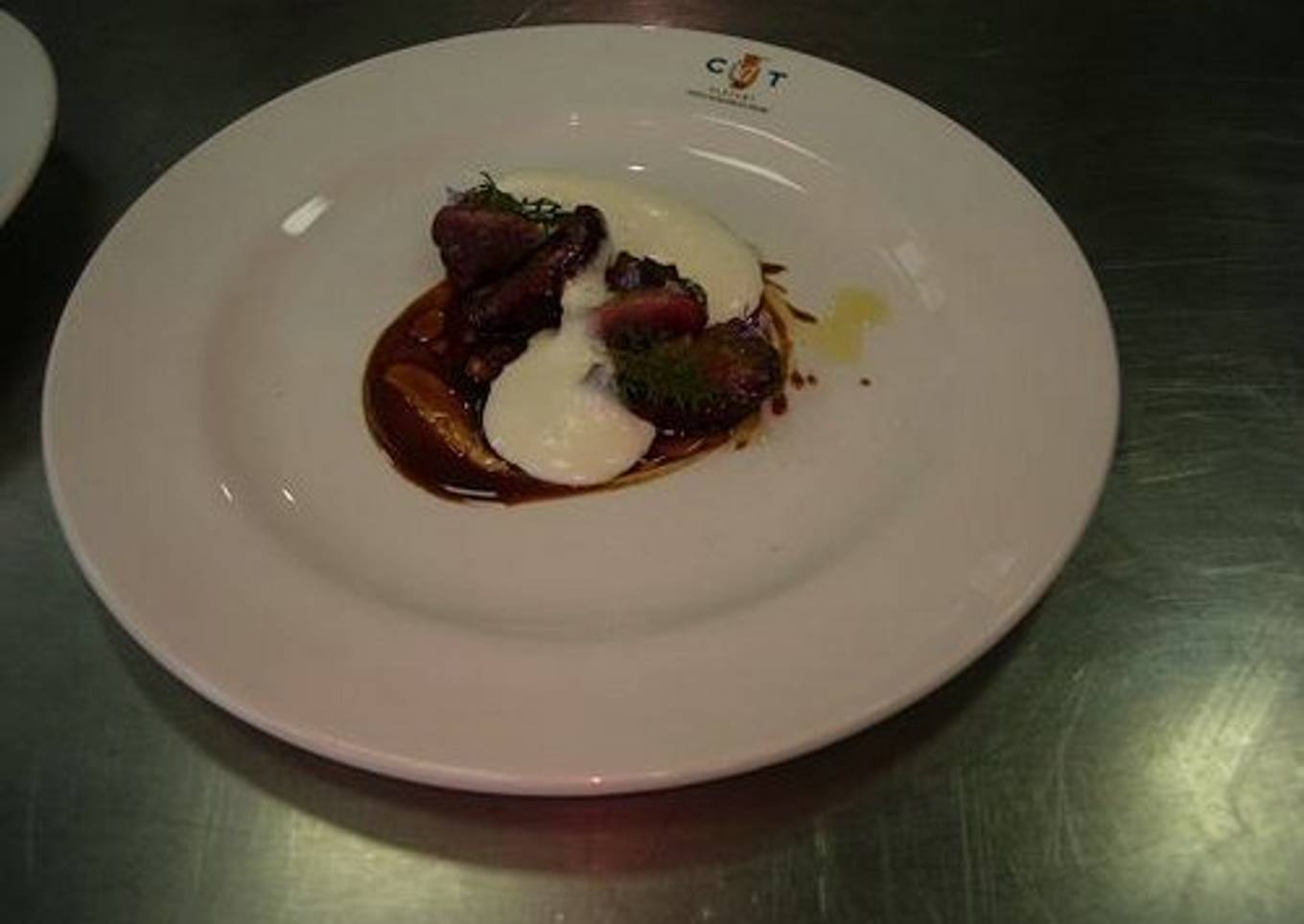 Pichón Asado con Crema de Patata y Dátil