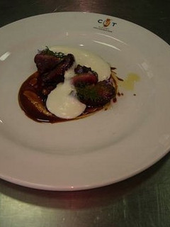 Una foto de Pichón Asado con Crema de Patata y Dátil