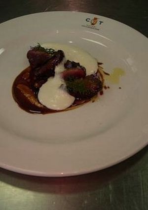 Una foto de Pichón Asado con Crema de Patata y Dátil