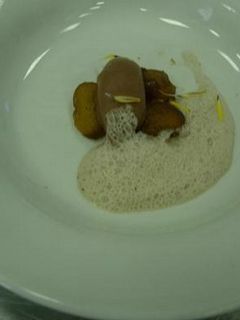 Una foto de Sopa y Helado o Sorbete de Chocolate, Café y Dátiles Frescos