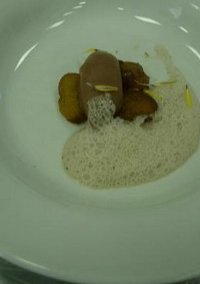 Una foto de Sopa y Helado o Sorbete de Chocolate, Café y Dátiles Frescos