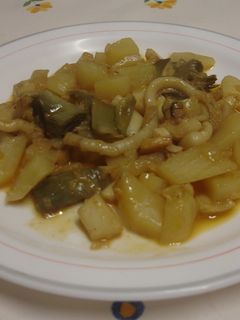 Una foto de Sepia con patatas y alcachofas