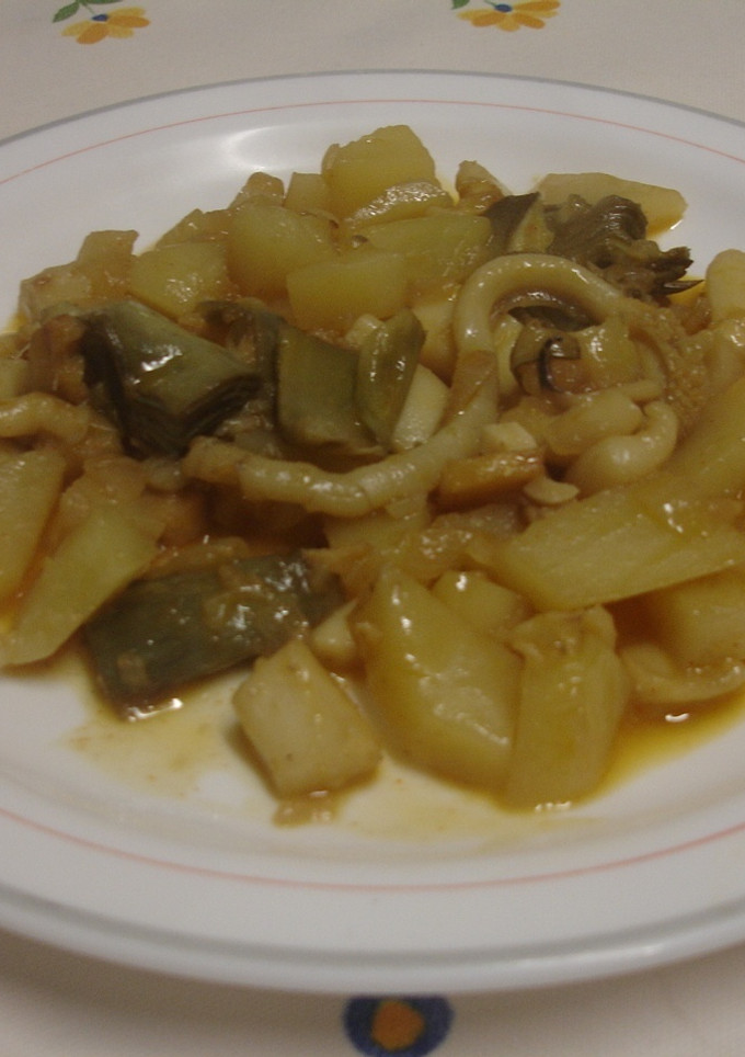 Una foto de Sepia con patatas y alcachofas