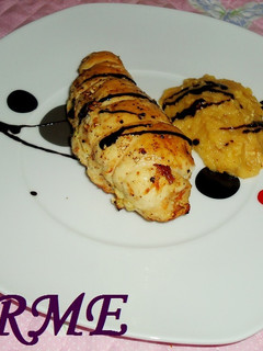Una foto de Pechuga de pollo rellena y puré de manzana