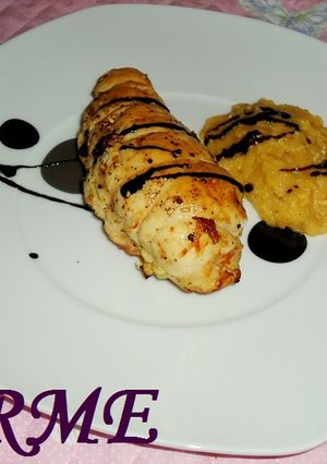 Una foto de Pechuga de pollo rellena y puré de manzana