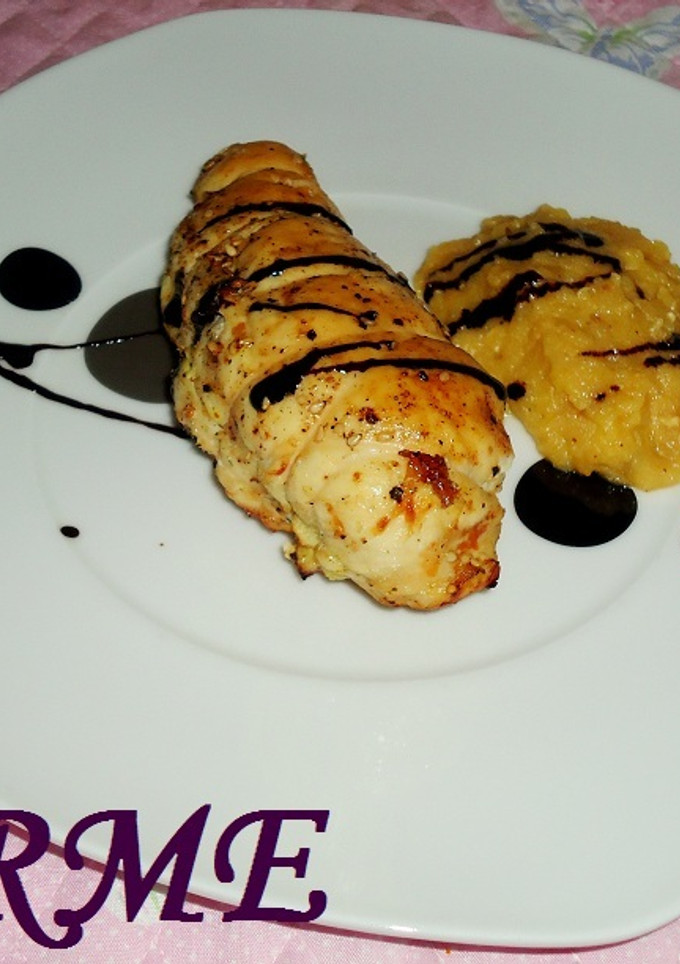 Una foto de Pechuga de pollo rellena y puré de manzana