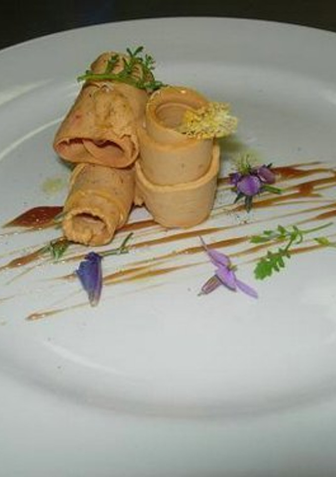 Una foto de Virutas de Foie Aderezado con Toffe de Dátil Fresco