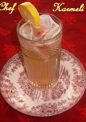 Una foto de Agua fresca de lima y limón orgánica