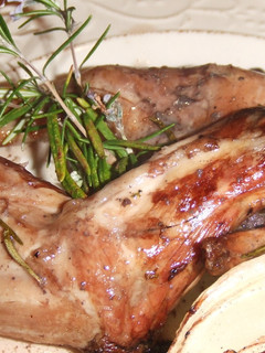 Una foto de Conejo de monte asado con salsa de vino
