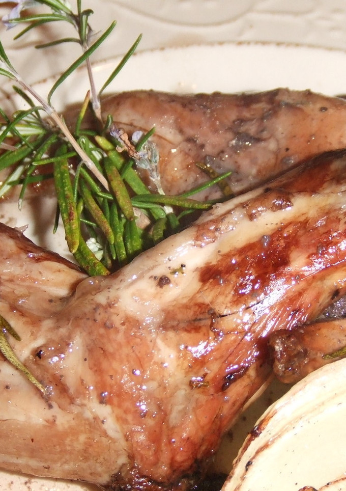 Una foto de Conejo de monte asado con salsa de vino