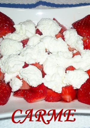 Una foto de Fresas con mousse de yogurt