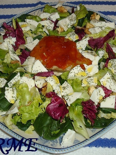 Una foto de Ensalada de espinacas, atún fresco y queso