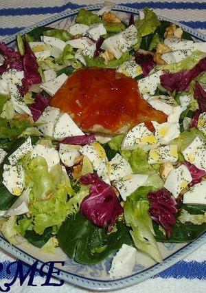 Una foto de Ensalada de espinacas, atún fresco y queso