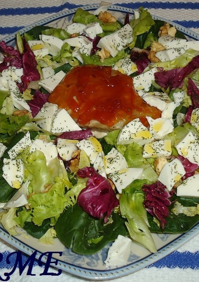 Una foto de Ensalada de espinacas, atún fresco y queso