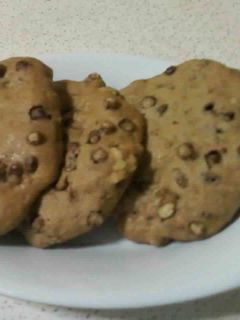 Una foto de Cookies con chips de chocolate inflado y nueces