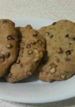 Una foto de Cookies con chips de chocolate inflado y nueces