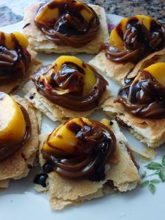 Una foto de Cuadraditos de duraznos y dulce de leche