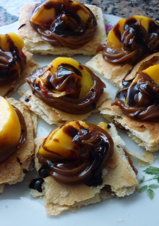 Una foto de Cuadraditos de duraznos y dulce de leche